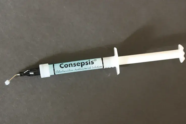 Препарат для медикаментозной обработки кариозных полостей «Consepsis» (Ultradent) на основе 2%-ного раствора хлоргексидина