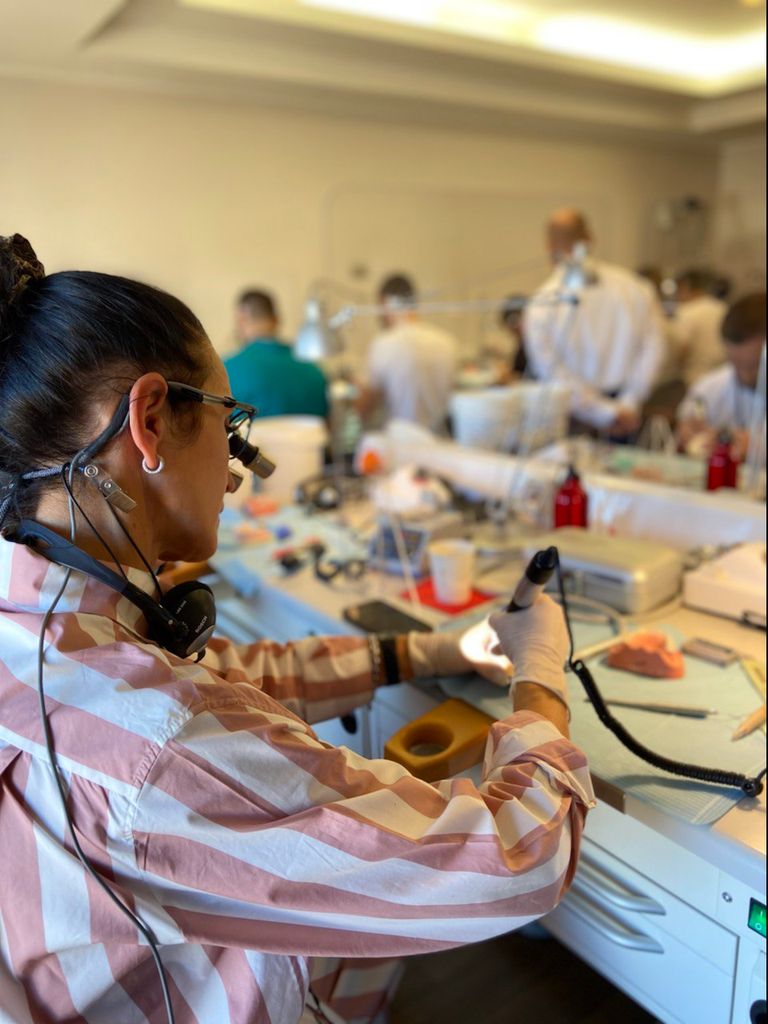 Minimally Invasive Prosthetic Procedures (MIPP): Veneers, Crowns, Overlays. Seminar by Mauro Fradeani. "VIP" option