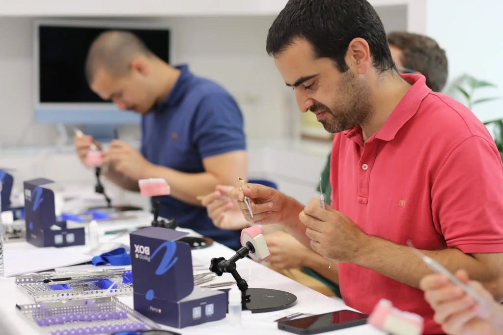 Регенерация тканей пародонта и восстановление межзубных прикреплений. Практический курс Giulio Rasperini