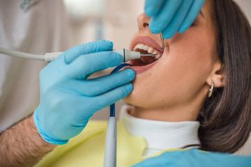 Anwendungen von Laser in der nicht-chirurgischen Parodontaltherapie: Eine Übersicht Anwendungen von Laser in der nicht-chirurgischen Parodontaltherapie: Eine Übersicht