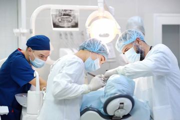 Uso da técnica de túnel fechado lateralmente para o tratamento de uma recessão única mandibular profunda Uso da técnica de túnel fechado lateralmente para o tratamento de uma recessão única mandibular profunda