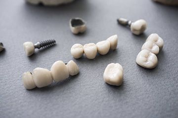 Colonización microbiana en la interfaz implante-abutment y su posible influencia en la periimplantitis: Una revisión sistemática y metaanálisis Colonización microbiana en la interfaz implante-abutment y su posible influencia en la periimplantitis: Una revisión sistemática y metaanálisis