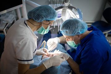 Necrosis ósea medicamentosa de la mandíbula superior, tratamiento quirúrgico (caso clínico)