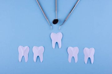 Avaliação Mundial da Raiz Distal Secundária do Primeiro Molár Mandibular e Canal Radicular: Um Estudo Transversal com Meta-análise