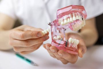 El uso del tratamiento de superficie por plasma al vacío para mejorar la hidrofobicidad y la humectabilidad de los sustitutos de injertos óseos y membranas reabsorbibles: un estudio in vitro
