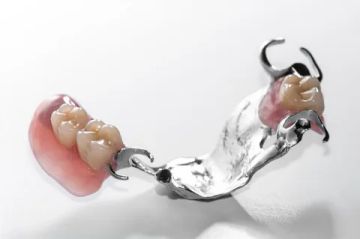 Elementi strutturali di una protesi a gancio