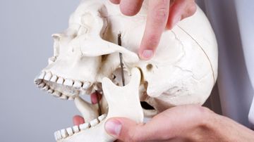 Clicking jaw