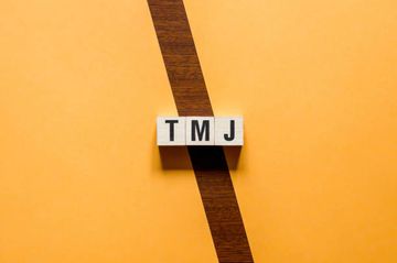 Eminectomy of the temporomandibular joint