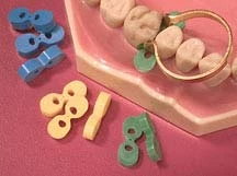 Cuñas interdental elásticas radiopacas de contacto - Funciona con ambos sistemas seccionales.