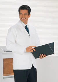 Bata de laboratorio Fashion Seal para hombre, corta, blanca, 34" de largo, con botones al frente, bolsillo en el pecho izquierdo.