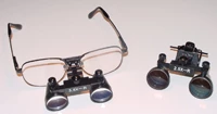 Lupas Dentrix MaxVision Clip On, 2.5X, óptica con recubrimiento y perilla de PD ajustable.