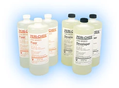 Peri-Chem vorgefertigter Entwickler und Fixierer: 3 x 1 Quart jeweils Entwickler und Fixierer.