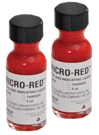 Micro Red Un líquido articulador rojo de secado rápido.