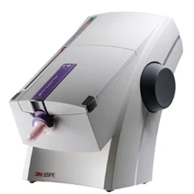 Unità di miscelazione automatica Pentamix 3. Mescola e distribuisce materiali per impronte.