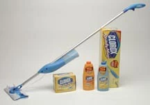 Clorox Ready Mop Kit: Mopp, 24oz Flasche mit bleichmittelfreier Reinigungslösung und 8 Nachfüllpads.
