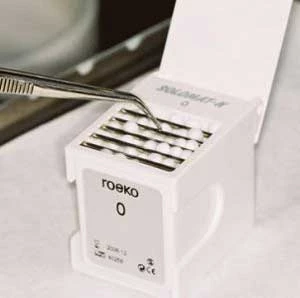 Dispensador de pellets Roeko Solomat-N para pellets tamaño #2, para una fácil extracción.